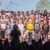 Die Haßfurter Grundschule führte kürzlich das Klima-Musical „Eisbär, Dr. Ping und die Freunde der Erde“ in der vollbesetzten Stadthalle in Haßfurt auf. Singend und spielend setzten sich die Buben und Mädchen für den Klimaschutz ein. Am Nordpol und am Südpol leben der Eisbär Lothar und der Pinguin Dr. Ping. Als ihre Schollen immer kleiner werden, beschließen sie, zu den Menschen zu gehen und ihnen klar zu machen, dass es so nicht weitergehen kann. In der Stadt treffen sie auf die Kinder Paul und Paula. Auch in deren Wohnung treiben die Stromfresser ihr Unwesen. Der Eisbär, Dr. Ping und die Kinder kommen den Dreien auf die Schliche und stellen ihnen eine Falle. Die Kinder im Publikum erhielten vo Eisbär und Pinguin ihre persönliche „Lizenz zum Ausschalten“, um beim Klimaschutz mitzuhelfen. (rur)