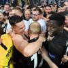 Freude pur: Die Eintracht Spieler (von links) Kevin Trapp, Sebastian Rode und Danny da Costa feiern mit den Eintracht-Fans den Einzug ins Halbfinale.
