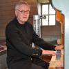 Musikprofessor Heribert Breuer aus Berlin spielte am Karfreitag Werke von Sebastian Bach an der Orgel der Rügheimer Kirche.