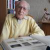 Der 97-jährige Richard Wachtel mit seiner Bildersammlung vom Afrikakorps.