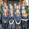 (rt)  17 Jugendliche feierten in der Kirchengemeinde der Friedenskirche in der Siedlung in Kitzingen Konfirmation. Posaunenchor und Kirchenchor schmückten den Gottesdienst in der restlos gefüllten Kirche aus. Pfarrerin Ruth Schlinke sprach über die Jahreslosung, teilt die evangelische Gemeinde mit. Die Pfarrerin holte Luftballons hinter der Kanzel hervor. Die Luft verglich sie mit der „Kraft Gottes, die in den Schwachen mächtig ist“. Sie könne ein Leben erfüllen und es unbeschert machen.