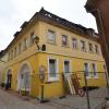 Das geschädigte Anwesen in der Ochsenfurter Redersgasse ist mit einem Bauzaun gesichert, weil noch immer Teile des niedergebrannten Daches auf die Straße fallen könnten.