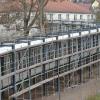 Zwischen den Gästehäusern und dem Badehaus wird ein Wandelgang gebaut. Bislang steht das Gerüst des neuen Baus, die Betonpfeiler und Eisenstäbe. Demnächst wird das Glasdach aufgebracht.