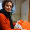 Sportlehrerein Barbara Pfister zeigt die Bewegungskarten, die Schüler des P-Seminars erarbeitet haben. Sie bleiben im Seniorenzentrum und können weiter genutzt werden. Sportlehrerein Barbara Pfister zeigt die Bewegungskarten, die Schüler des P-Seminars erarbeitet haben. Sie bleiben im Seniorenzentrum und können weiter genutzt werden.