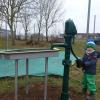 Die Kindergartenkinder freuen sich schon darauf, die neue Pumpe und den Wasserlauf bei den ersten warmen Temperaturen im neuen Jahr einzuweihen