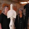 Keramik und Textil im Einklang: Zwei ihrer typischen Kunstwerke, die sich in Form und Aussage ergänzen wollen. Edeltraud Klement (links) und Christine Wehe Bamberger. Keramik und Textil im Einklang: Zwei ihrer typischen Kunstwerke, die sich in Form und Aussage ergänzen wollen. Edeltraud Klement (links) und Christine Wehe Bamberger.