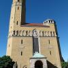 Die St. Otto-Kirche mit ihren unterschiedlich hohen Türmen prägt die Siechenkreuzung.