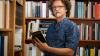 Es geht ihm nicht nur ums Verkaufen von Büchern: Antiquar Daniel Osthoff in seinem Geschäft in der Würzburger Innenstadt. Foto: Patty Varasano
