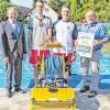 (haen)   Das Gnötzheimer Schwimmbad gibt es seit 41 Jahren. Jetzt wurde der jahrzehntealte manuelle Schwimmbadreiniger durch einen automatischen Schwimmbad-Reiniger ersetzt. Das Projekt wurde von der Wassersportgemeinschaft Gnötzheim iniziiert und von der Gemeinde Martinsheim getragen. Bei einer Crowdfunding-Aktion der VR-Bank Uffenheim wurden innerhalb von drei Monaten 5000 Euro gespendet. Die Bank legte 2100 Euro drauf, so dass der Reinigungsroboter für das Schwimmbad gekauft werden konnte. Auf dem Foto bei der Übergabe (von links) Regionaldirektor Helmut Schießl, Markus Koschnicke (technischer Leiter Wasserwacht Gnötzheim), der Vorsitzende der Wasserwacht Gnötzheim, Harald Kammleiter, und Bürgermeister Rainer Ott.