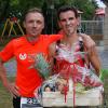 Erfreut war Organisator Bernd Dornberger (links), dass in Markus Unsleber ein Triathlet, der schon mehrfach den Ironman Hawaii absolviert hat, beim Schlossberglauf in Altenschönbach startete.