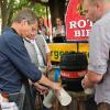 Die 60. Kirchweih in der Gartenstadt: OB Sebastian Remelé hat sie nach 1381 Schritten im Festzug und kurzer Ansprache am Sonntag mit dem Bieranstich offiziell eröffnet. Links Stadtteilbürgermeister Klaus Brand.