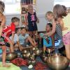 Buddha, Gebetsmühle und Klangschalen bestaunten die Kinder beim Röthleiner Ferienspaß mit Klangschalenpraktikerin Ulrike Szallay-Grasser.