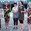 Am Heuchelhof wurde auf Anregung und Überzeugungsarbeit  von Christiane Kerner, Stadträtin und langjährige Vorsitzende des Bürgervereins Heuchelhof (BVH) ein neuer Familienstützpunkt (FSP) der Stadt Würzburg eingerichtet. Aus Anlass ihres runden Geburtstags hat sie mit der notwendigen Unterstützung des BVH Verwandte und Freunde zu einer Spendenaktion für die Arbeit des FSP durch Crowdfunding motiviert. Die VR-Bank Heuchelhof unterstützte diese Art Gruppenfinanzierung, indem sie jede Spende ab fünf Euro mit zehn Euro zusätzlich förderte. Insgesamt kamen so 2500 Euro zusammen, wobei die VR-Bank rund 1000 Euro spendete und der BVH die Summe aufrundete. Ziel der Spendenaktion war von vornherein für den Familienstützpunkt hochwertiges Bildungs- und Spielmaterial anzuschaffen. Die symbolischen Schecks der Spender und des BVH überreichte der Leiter der VR-Bank Heuchelhof, Marco Hiller, und Stadträtin Kerner (zweite von links) an die Sozialreferentin der Stadt Würzburg, Hülya Düber, (von rechts) und ihre Mitarbeiterinnen Ina Jordan (FSP Heuchelhof) und Christiane Matzewitzki, Koordinatorin der FSP der Stadt.     Foto: Otto Kindermann