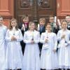 (zis)   Zehn Kinder gingen in der St. Jakobuskirche in Kirchschönbach zum ersten Mal zur heiligen Kommunion. Unter dem Motto „Mit Jesus in einem Boot“ zelebrierten Pfarrer Peter Göttke und Diakon Karl Leierseder den Festgottesdienst. Das Bild zeigt die Kommunionkinder vor dem Marienhaus: (von links) Johanna Weinbeer (Brünnau), Pfarrer Peter Göttke, Emma Popp, Nicole Uri (beide Prichsenstadt), Timo Knollmeier, Annika Volk (beide Altenschönbach), Christoph Dusel (Kirchschönbach), Laura Zethmeier (Prichsenstadt), Julian Ott (Prichsenstadt), Luisa Kerscher (Altenschönbach), Zeno Müller (Prichsenstadt) und Diakon Karl Leierseder.
