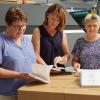 Druckfrisch bringen die Landfrauen beim Historischen Fest in Zeil am Wochenende ihr neues Koch- und Backbuch auf den Markt. Kreisbäuerin Cäcilie Werner und ihre Vorstandsmitglieder Doris Hornung (links) und Karin Zinser-Mühlfelder (rechts) holten die ersten Exemplare direkt in der Druckerei in Ebelsbach ab.