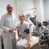 Hoher Blutdruck zieht schwere Folgeerkrankungen nach sich. Deshalb ist es wichtig, ihn regelmäßig zu kontrollieren, erklärt Chefarzt Dr. Wolfgang Karmann von der Klinik Kitzinger Landund prüft fürs Pressebild den Blutdruck einer Probantin.