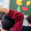 Ein Schüler meldet sich während einer Mathestunde. Der jüngste Bildungsbericht zeigt eine Kluft zwischen Bildungsgewinnern und -verlierern.