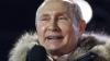 Putin spricht am Wahlabend vor dem Kreml zu seinen Unterstützern.