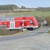 (hop)   Hoppla, da fahren ja Personenzüge im Werntal. Richtig: Noch bis zum Montag, 9. April, verkehrt hier der Main-Spessart-Express ohne Halt zwischen Schweinfurt und Gemünden. Der Grund für diesen Ausweichverkehr sind Bauarbeiten auf der Bahnstrecke Würzburg-Schweinfurt zwischen Seligenstadt und Schweinfurt. 8600 Meter Gleis werden erneuert. Hierfür werden 16 600 Meter Schienen, 13 800 Schwellen sowie 8 500 Tonnen Schotter verbaut. Die Strecke zwischen Seligenstadt und Schweinfurt ist währenddessen für den Zugverkehr gesperrt. Die Regionalbahnen werden zwischen Seligenstadt und Schweinfurt durch Busse ersetzt. Für die Regionalexpresszüge werden Express-Busse ohne Halt zwischen Würzburg und Schweinfurt eingesetzt. Ein Zeichen für die Wiederbelebung der Werntalbahn ist das nicht, wenn hier momentan die Personenzüge fahren.