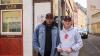 Gefährlicher Bäckerei-Lkw: Jim Wagner (rechts) und sein Mitarbeiter Chukwuma Oguachuba („Smart“) von der Kneipe „Red Lion” in der Semmelstraße haben den Amokfahrer überwältigt, der am Mittwoch in der Handgasse (rechts) mehrere Autos demolierte.