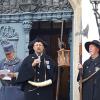 Am Rathaus in Schwarzenberg im Erzgebirge überbrachte der Nachtwächter von Bad Königshofen, Richard Lhotsky (Mitte), Grüße aua seiner Heimat beim großen Treffen der Türmer und Nachtwächter.