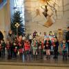 (wsch)   Zum Thema „Die vier Kerzen“ gestalteten elf Kindergartenkinder mit ihren Erzieherinnen Simone Nies, Daniela Alsheimer, Irmgard Marquardt, Melanie Renner und Silvia Stürzenberger musikalisch den Gottesdienst zum dritten Advent. Sie sangen, tanzten und musizierten mit Gitarre und Keyboard zum Lied „So tanzen wir den Kerzentanz“, trugen Texte vor zur Geschichte von den vier Kerzen, in der es um die Kerzen des Friedens, des Glaubens, der Liebe und der Hoffnung geht. Als Schlusslied sangen sie zur Freude der knapp einhundert Gottesdienstbesucher das Adventslied „Dicke rote Kerzen, Tannenzweigenduft“ und stimmten die Menschen auf die letzte Woche der Vorweihnachtszeit und auf das Weihnachtfest ein. Pfarrer Peter Rüb bedankte sich bei den Kindern für ihre Vorträge und wünschte allen Besuchern eine besinnliche Adventswoche.