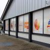 (novo)   Wie dieser Redaktion auf Anfrage bestätigt wurde, ist die Eröffnung des Dm-Drogeriemarktes in der früheren Aldi-Filiale am Spielsee 1 direkt am Kreisel bei Rügshofen für den Dienstag, 16. Januar, um 8 Uhr geplant. Die Umbauarbeiten laufen seit geraumer Zeit. Am Eröffnungstag ist dabei eine besondere Spenden-Kassieraktion geplant. Hierzu wird Gerolzhofens Bürgermeister Thorsten Wozniak von 17 bis 18 Uhr an der Kasse des Drogeriemarkts sitzen und die Einkäufe der Kunden über den Scanner ziehen. Die in dieser Zeit eingenommenen Gelder gehen als Spende des Unternehmens an den Waldkindergarten in Gerolzhofen, wie wir weiter erfahren haben.