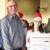 (sop)   Im Rahmen der Weihnachtsfeier am Marktheidenfelder Standort der Mainfränkischen Werkstätten überreichten Ulrich Stetter (rechts), Geschäftsführer der Schleunungdruck GmbH, und Andrea Stamm (links) eine Spende in Höhe von 1000 Euro an den Werkstättenleiter Reiner Albert und die Werkstättenbeirätin Alessandra Schnarr. Ulrich Stetter bedankte sich besonders bei den Mitarbeitern der Werkstatt für Menschen mit Behinderungen, die in diesem Jahr einen Auftrag des Druckunternehmens mit großer Sorgfalt kurzfristig abgewickelt hätten. In der Zukunft würden sich möglicherweise durchaus weitere Projekte einer Zusammenarbeit ergeben. Stetter sagte, die gemeinsamen Urlaubsaufenthalte, die zu den Höhepunkten im  Jahresverlauf der Einrichtung zählten, wolle man sehr gern mit der Spende unterstützen.