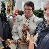 Der Vorsitzende der IG Brauchtum und Kultur Rieneck, Andreas Czerny (links), freute sich, die neuen Krippenfiguren an Karin Schulz und Günter Schmitt von der Kirchenverwaltung zu übergeben.