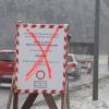 Am Sonntag war der Hinweis auf die eintägige Straßensperrung, den keiner im Vorbeifahren hatte lesen können, schon wieder durchgestrichen. Das Bauunternehmen, das an der Schleuse Rothenfels tätig ist, hatte entlang der Staatsstraße 2315 (hier auf Höhe des Baumarktes Obi in Lohr), mehrere solcher Tafeln aufgestellt.
