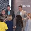 Kinder überreichen Karin Schaffner den Verdienstpreis in Form des goldenen Mufflons. Das Wappentier des Vereins steht sinnbildlich für Pioniergeist, geht das Wildschaf doch seinen eigenen, oft steinigen Weg und schafft damit neue Pfade für andere.