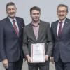 Handwerkskammer-Präsident Dr. Georg Haber mit Preisträger Christian Henning und E.ON-Regionaldirektor Otmar Zisler (von links).