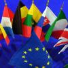 Die Flaggen der Mitgliedstaaten der EU, auch von Großbritannien, sind zusammen mit der EU-Flagge auf einem Tisch im Europäischen Informationszentrum aufgestellt. Das Europäische Parlament fordert für die nächste Finanzperiode der EU ab 2021 30 Prozent mehr Geld.
