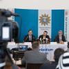 15.03.2018, Hessen, Fulda: Daniel Muth (l-r), Kriminaloberrat der Kriminaldirektion Osthessen, Thomas Hauburger, Sprecher der Staatsanwaltschaft Gießen, und Frank Spät, Oberstaatsanwalt der Staatsanwaltschaft Gießen, sitzen auf der Pressekonferenz zur Festnahme im Entführungsfall Markus Würth nebeneinander. Knapp drei Jahre nach der Entführung des Sohns des Industriellen Würth sollen Spezialeinheiten der Polizei am 14.03.2018 den mutmaßlichen Entführer in einem Haus in Offenbach festgenommen haben. Foto: Swen Pförtner/dpa +++(c) dpa - Bildfunk+++ | Verwendung weltweit