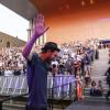 Konzert an der umgedrehten Halfpipe von Würzburg: Robert Gwisdek als "Käptn Peng" beim Hafensommer.