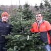 Andreas (rechts) und Hannes Weiermann haben ihren Weihnachtsbaum gerade gefällt.