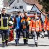 Die Arbeit von ehrenamtlichen Einsatzkräften wie Freiwillige Feuerwehr und Bayerisches Rotes Kreuz ist ein Beispiel für die Einsatzmöglichkeiten: Bei den Dreharbeiten für den Werbefilm des Programms Feel FR.E.E. sind Schüler in blauen T-Shirts der Aktion am Rathaus in Gerbrunn mit dabei.
