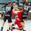 Dem neuen Kapitän des HSC Bad Neustadt, Franziskus Gerr (am Ball), stellen sich zwei Erlanger Abwehrspieler entgegen.