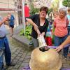 Vorsichtig entnahm Bürgermeisterin Karin Kuhn die Dokumenten-Kartusche aus der Turmkugel der St.-Bartholomäus-Kirche, nachdem diese im Zuge der Außensanierung demontiert worden war. Vorsichtig entnahm Bürgermeisterin Karin Kuhn die Dokumenten-Kartusche aus der Turmkugel der St.-Bartholomäus-Kirche, nachdem diese im Zuge der Außensanierung demontiert worden war.