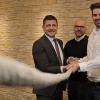 Ziehen an einem Strang: Im Bild von links Hans Pabst (Geschäftsführer), Jochen Oeckler (Geschäftsführer) und Tobias Lenhart (Bachelorabsolvent).