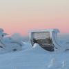 (nö)   In den Höhen der Rhön haben die Temperaturen in dieser Woche den Schnee erhalten – im Gegensatz zu den Niederungen. Im Tal ist alles weggeschmolzen. Im Loipenzentrum am Roten Moor wurden in dieser noch jungen Saison mittlerweile acht Schneetage gezählt. Auf den präparierten Loipen – Moordorf, Schornhecke, Schwedenwall, Alte Reichsstraße/Fuldaquelle – treffen Langläufer auf gute bis befriedigende Bedingungen.  Im unteren Bereich des Loipenzentrums liegen zwar unmittelbar vor dem Abzweig zum Holzberghof an zwei Stellen mehrere große Bäume quer, da heißt es Vorsicht! Das NABU-Haus bleibt bei der guten Schneelage von Dienstag bis Sonntag mit Skiverleih geöffnet (Ruhetag Montag). Auch die Dreihüttenloipe am Feuerberg und die Kreuzbergloipe sind gespurt, Rodeln ist an Klosterwiese am Kreuzberg möglich.  Für die Alpin-Skifahrer heißt es, noch geduldig zu sein. Denn der Schnee – teilweise bis zu 20 Zentimeter – wirkt als Frostschutz. Das hat aber den Nachteil, dass der Untergrund nach wie vor zu feucht ist und deshalb die Pisten nicht gewalzt werden können. Für die nächsten Tage sind Schneefälle gemeldet.