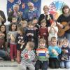 (gh)   Mitglieder der „Promiband“ wie Bene Goyert-Wagner, Gerhard Hippeli, Walter Mölter und Clemens Behr kamen jüngst zur Spendenübergabe in den Kindergarten. Die Einnahmen erzielt die Band ausschließlich durch Spenden bei ihren vielen Auftritten. So konnten mittlerweile bereits 40 Rhythmus-Percussionskoffer im Wert von 100 Euro im Landkreis übergeben werden. Der 40. Musikkoffer ging nach Bad Neustadt in den Kindergarten Mariä Himmelfahrt. Die Kinder waren begeistert, denn sie wissen: „Musik macht klug und verbindet Menschen“. Die Instrumente unterstützen die Kinder aus 16 Nationen, die in dieser Einrichtung zusammenkommen, beim Erlernen der deutschen Sprache.