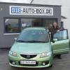 Sven Stapf von der Sälzer Autobox mit dem Mazda Premacy, den er für die Verlosung zugunsten der Main-Post-Aktion Patenkind zur Verfügung stellt.