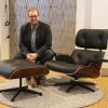 Daniel Rüttiger, Geschäftsführer von Büroforum/einrichten-design, stellt der Aktion Patenkind einen Vitra-Lounge-Chair samt Ottoman zur Verfügung.