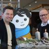 Einer von vielen Spendern: Jochen Bähr (Büroforum Würzburg) spendete dieses Jahr 500 Euro. Patenkind-Organisator Peter Krones (rechts) besuchte ihn mit der Patenkind-Symbolfigur.