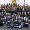 Großes Abschiedsfoto mit den neuen Laufshirts, die die Aktiven als Belohnung für zahlreiche Teilnahmen erhalten haben. Mittendrin Landtagsabgeordneter Günther Felbinger, Laufinitiator Eberhard Helm und stellvertretender Landrat Peter Suckfüll.