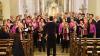 (steve)   Musik überwindet  Grenzen, Musik und Gesang verbindet Menschen und Nationen. Das erlebten die Zuhörer und Gäste beim  gemeinsamen Chorkonzert des Coro Vigolana in Theilheim aus der Partnerschaftsgemeinde Vigolo Vattaro aus dem Trentino in Italien. Eingeladen zu diesem Event hatten der „Freundeskreis Theilheim-Vigolo Vattaro“ und der Gesangverein Liederkranz Theilheim. Vorsitzende der beiden Vereine sind Siegfried Faulhaber und Bürgermeister Hubert Henig. Sie freuten sich sich über eine voll besetzte Kirche. Siegfried Faulhaber erinnerte an die erste Begegnung 2014 in Vigolo Vattaro mit dem Coro Vigolana. Beim damaligen gemeinsamen Konzert wurden freundschaftliche Bande zwischen beiden Chören geknüpft. Der Coro Vigolana ist weit über die Grenzen der Hochebene der Vigolana hinaus bekannt. Fast jedes Jahr gastiert er bei mehrtägigen Chorreisen in europäischen Städten. Stationen dieser Chorreisen waren Budapest, Innsbruck, Monaco, Augsburg, Venedig, Perugia, Bergamo, Parma, Straßburg, Wien und Barcelona. Das Repertoire des Chorkonzertes unter Leitung von Chorleiter Matteo Micheloni erstreckte sich über volkstümliche Gesänge des Trentino und traditionelle Lieder der Berge als auch internationale Folklore. Zur Aufführung kam auch das bekannte Bergsteigerlied „La Montanara“ und der erfolgreiche deutsche Song, das Fliegerlied „So a schöner Tag“ von Donikkl von 2002. Vorsitzender des Chores ist Michele Brunazzo. Der gemischte Chor des Gesangvereins Liederkranz unter Leitung von Chorleiterin Ann Derrez, begleitet von Pianist Frank Adelt begrüßte zur Eröffnung mit dem Chorsatz „Sing und Swing im Chor“ und erntete für „Träume von Sorrent“, dem Welterfolg von Ernesto de Curtis, viel Applaus. Der Höhepunkt des Konzertes war ein gemeinsamer Auftritt von beiden Chören.