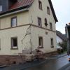 Einsturzgefahr besteht nach dem Anprall eines Lastwagens für dieses frische renovierte Haus in der Ortsdurchfahrt von Obersinn (Lkr. Main-Spessart).