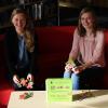 Sylvia Schnitzer, Leitung der Zweigstelle des BIZ (links) und Mitarbeiterin Bernadette Schramm entdecken das Wiesenblumen-Puzzle mit Erfolgsgarantie für an Demenz erkrankte Menschen.