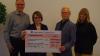 (ede) Der Bauverein verzichtet wieder auf Weihnachtsgeschenke für Geschäftspartner und spendet stattdessen lieber. Je 1000 Euro gehen an den Förderverein Palliativstation St. Josef, vertreten durch Ursula Pöpperl, und den Verein zur Unterstützung und Erweiterung von Kultur und Kommunikation Stattbahnhof, vertreten durch Thomas Hübner. Überreicht wurde der Scheck von Thomas End und den Vorstandsmitgliedern Birgit Umhöfer und Günter Schmidt an Ursula Pöpperl. Im Bild (von links) Günter Schmidt, Ursula Pöpperl, Thomas End und Birgit Umhöfer.